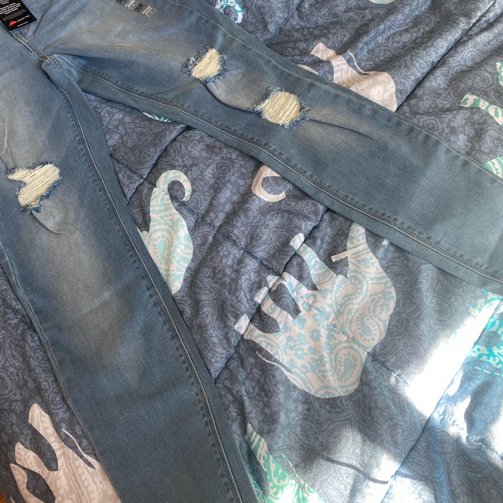 Women’s ripped jeans size 7